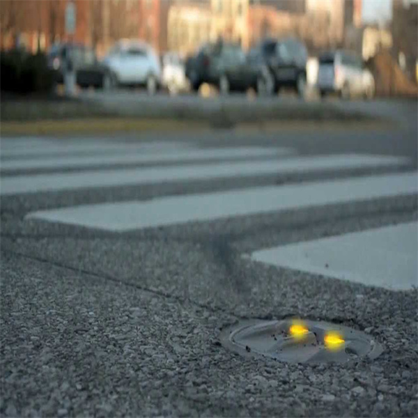 Luz de advertencia de paso de peatones en el pavimento-8